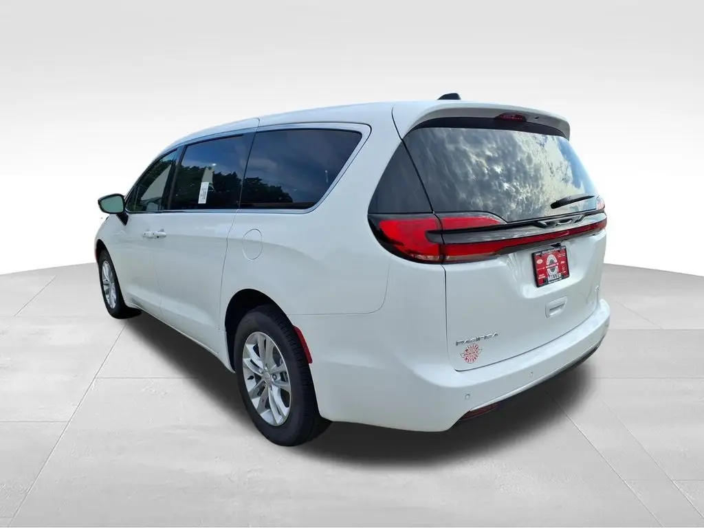 2027 Chrysler Pacifica Select AWD photo 3