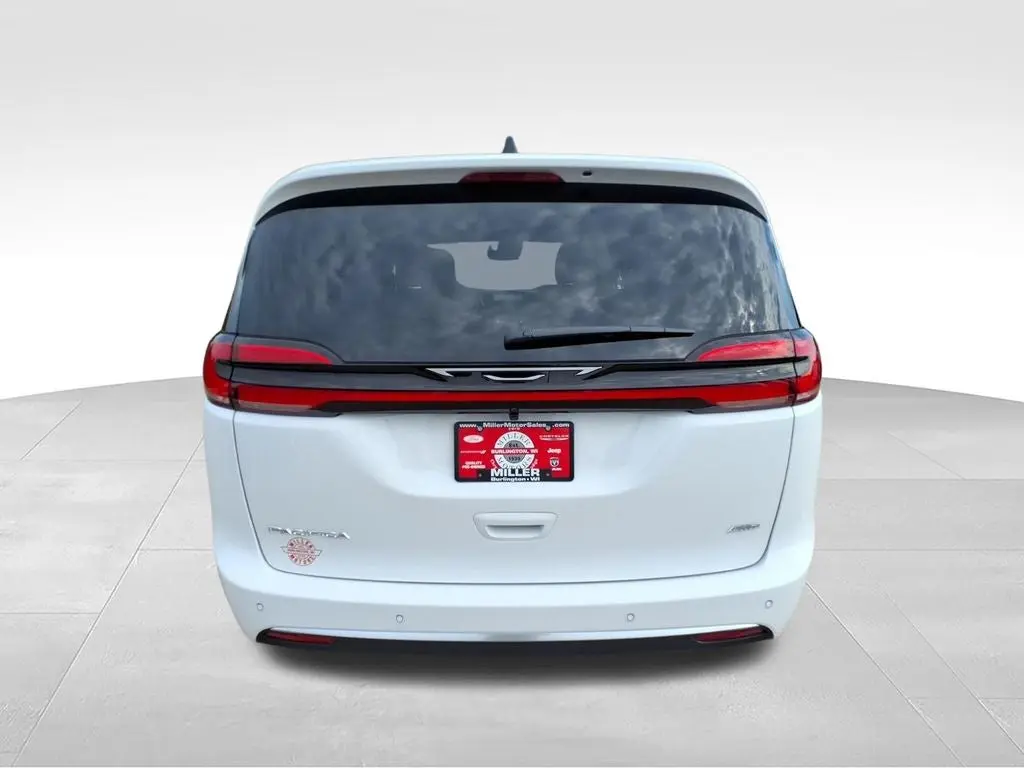 2027 Chrysler Pacifica Select AWD photo 5