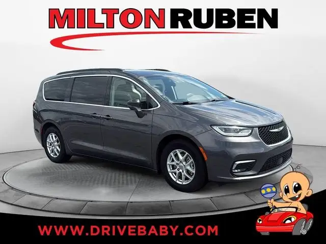 2022 Chrysler Pacifica Touring L photo 1