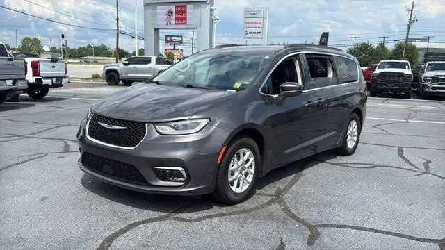 2022 Chrysler Pacifica Touring L photo 3