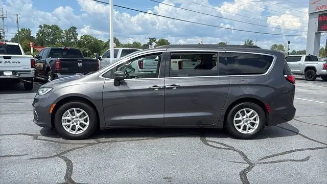 2022 Chrysler Pacifica Touring L photo 4