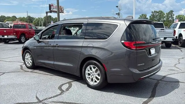 2022 Chrysler Pacifica Touring L photo 5