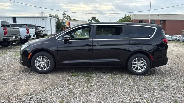 2027 Chrysler Pacifica Select photo 4