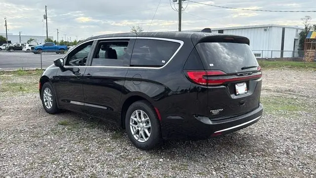 2027 Chrysler Pacifica Select photo 5