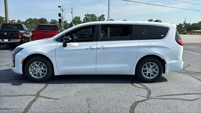 2027 Chrysler Pacifica Select photo 4