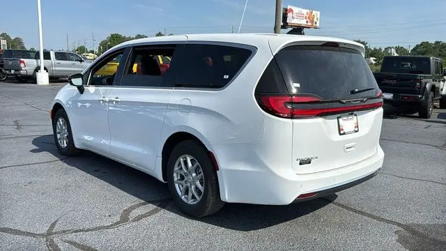 2027 Chrysler Pacifica Select photo 5