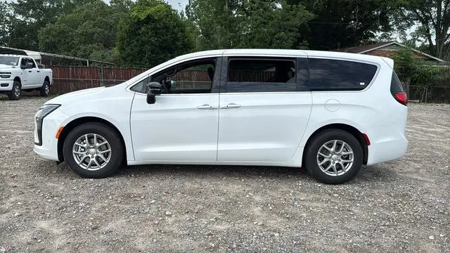2027 Chrysler Pacifica Select photo 4