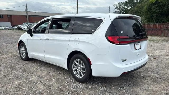 2027 Chrysler Pacifica Select photo 5