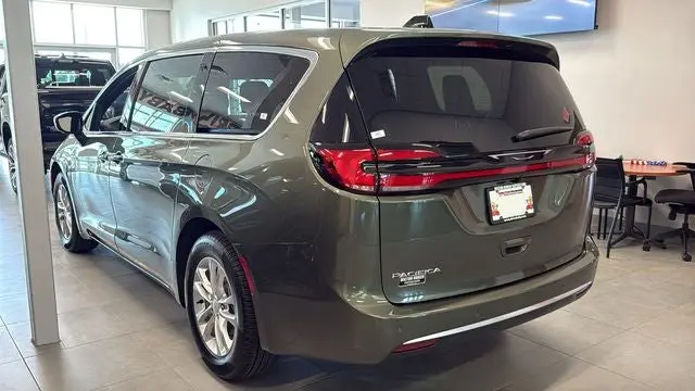 2027 Chrysler Pacifica Select photo 4