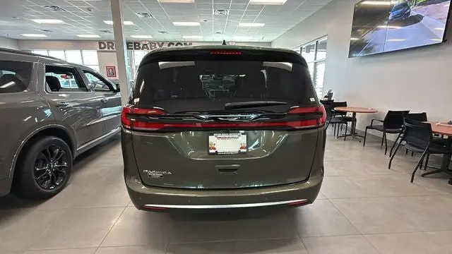2027 Chrysler Pacifica Select photo 5