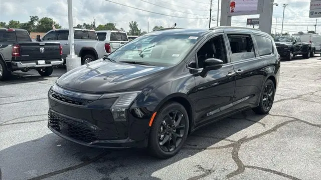 2027 Chrysler Pacifica Limited photo 3