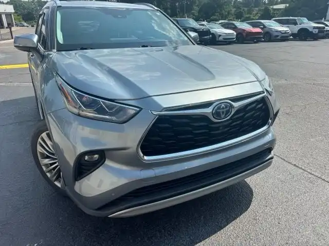 2021 Toyota Highlander Platinum Hybrid 4x4's photo