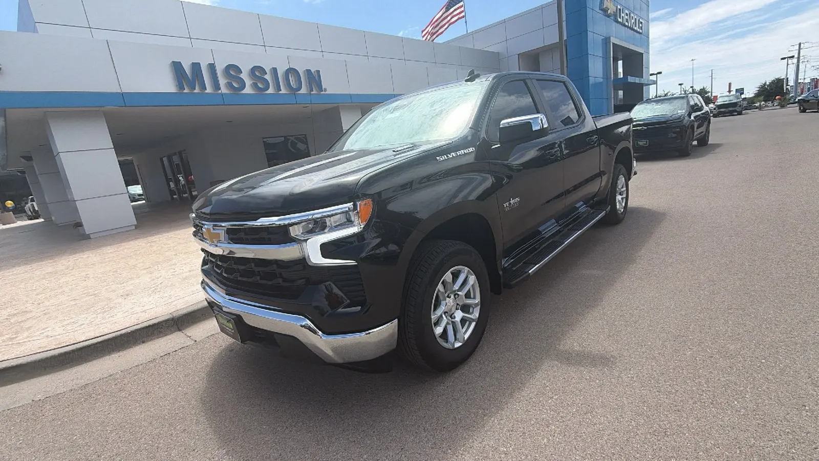 2025 Chevrolet Silverado 1500 LT Crew Cab Short Box photo 3