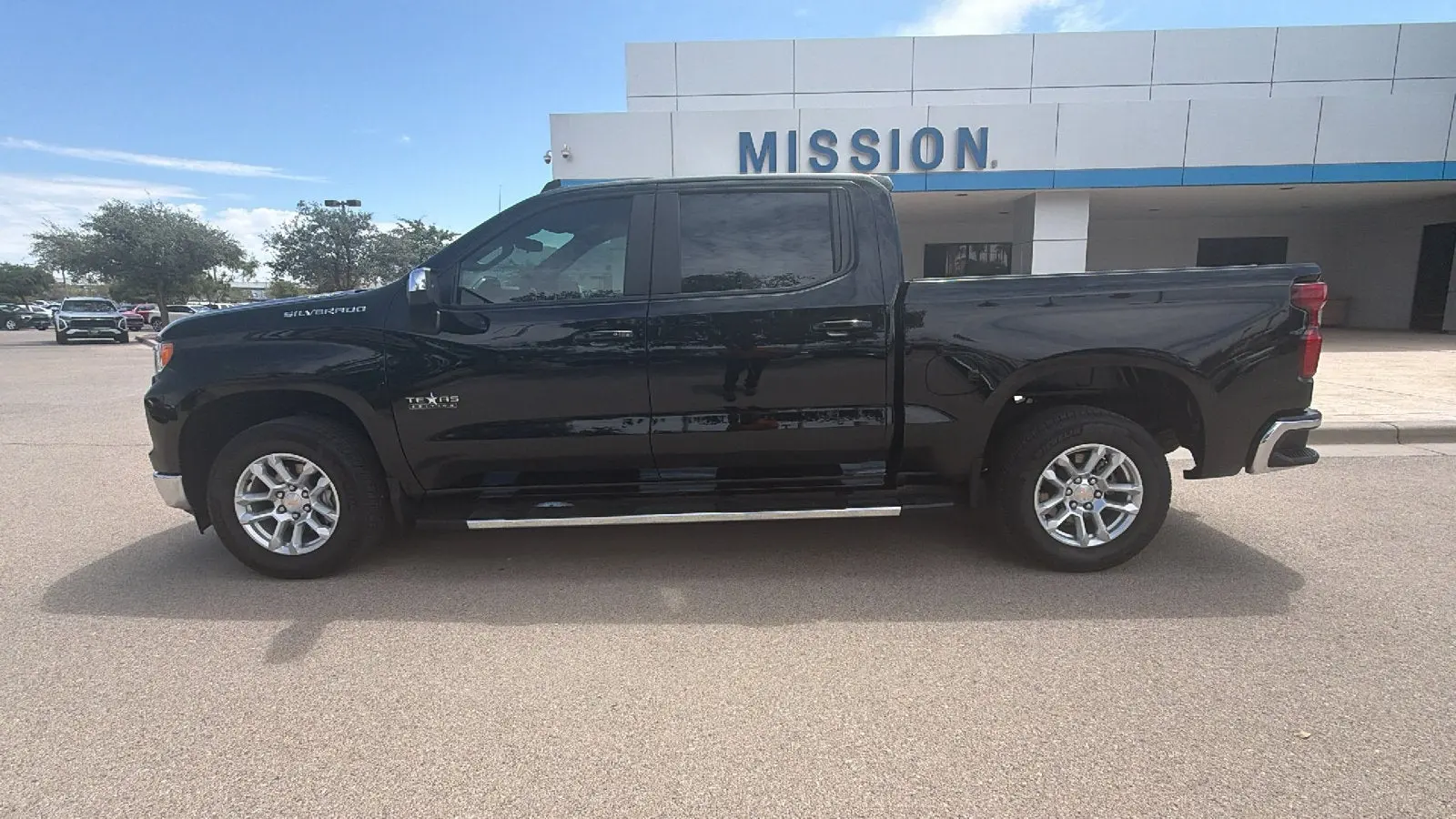 2025 Chevrolet Silverado 1500 LT Crew Cab Short Box photo 4