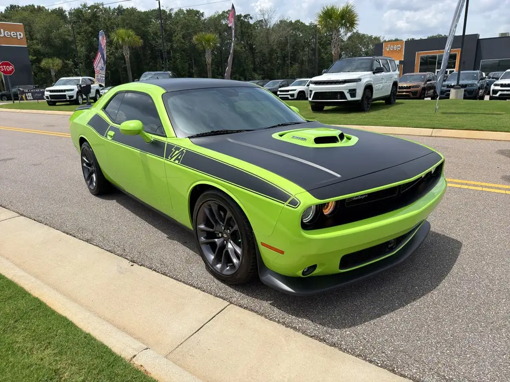 2023 Dodge Challenger R/T photo 1