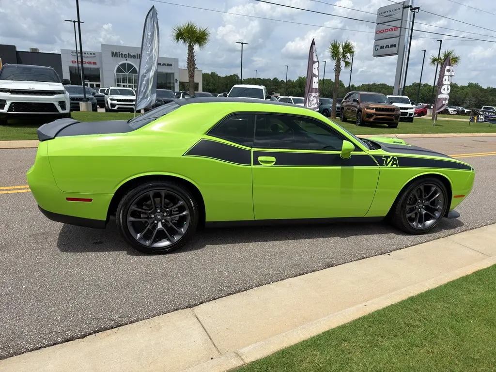 2023 Dodge Challenger R/T photo 4