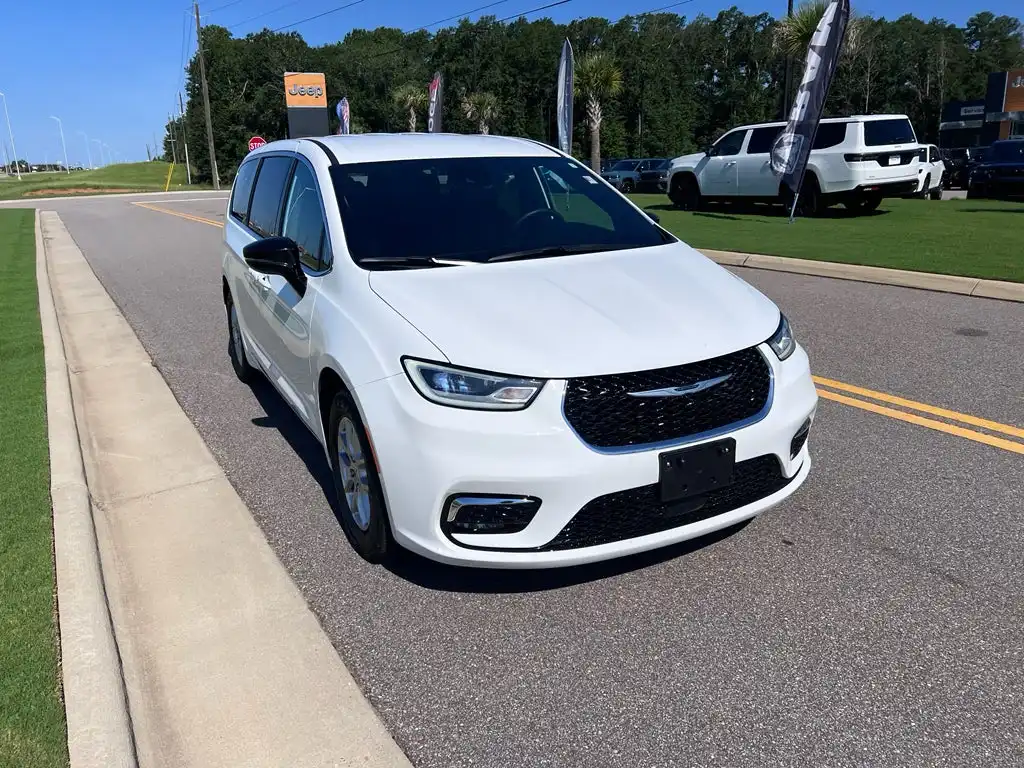 2025 Chrysler Pacifica Select's photo