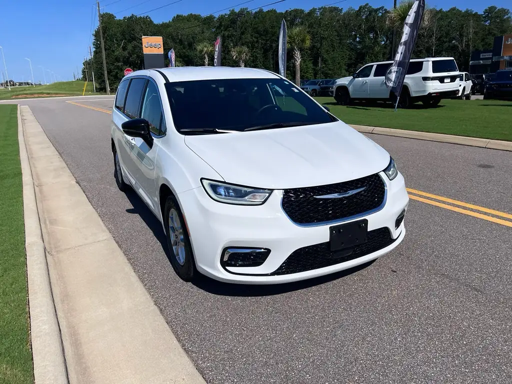 2025 Chrysler Pacifica Select photo 1