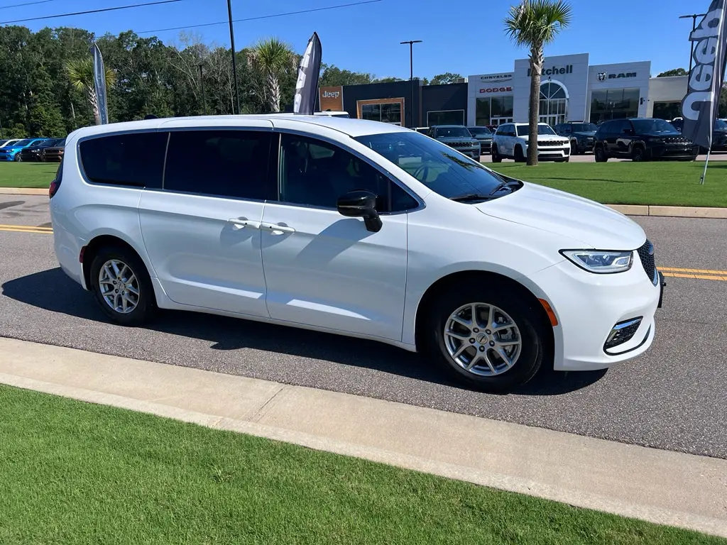 2025 Chrysler Pacifica Select photo 3