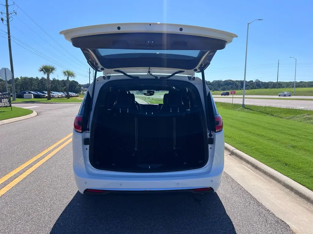 2025 Chrysler Pacifica Select photo 4