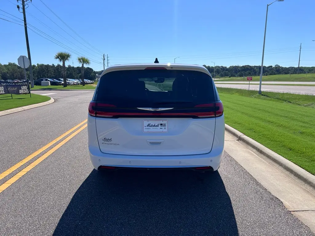2025 Chrysler Pacifica Select photo 5