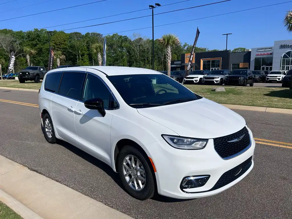 2026 Chrysler Pacifica Select's photo