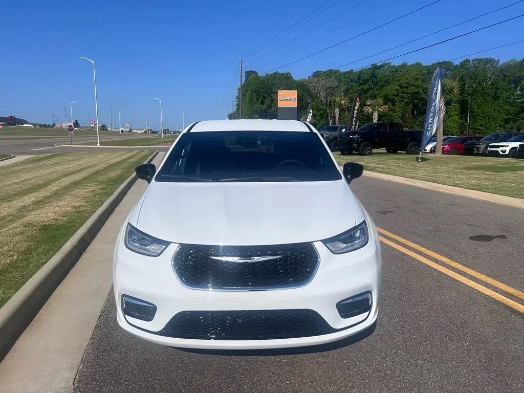 2026 Chrysler Pacifica Select photo 3