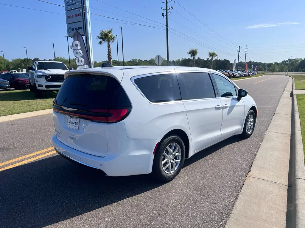 2026 Chrysler Pacifica Select photo 4