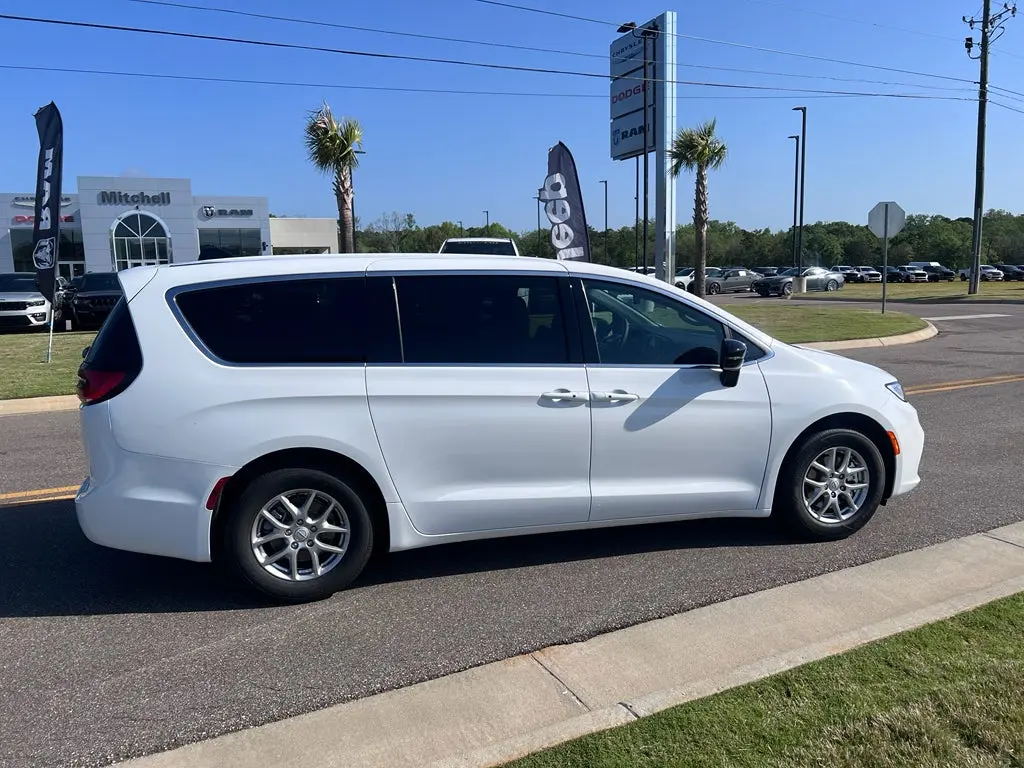 2026 Chrysler Pacifica Select photo 5