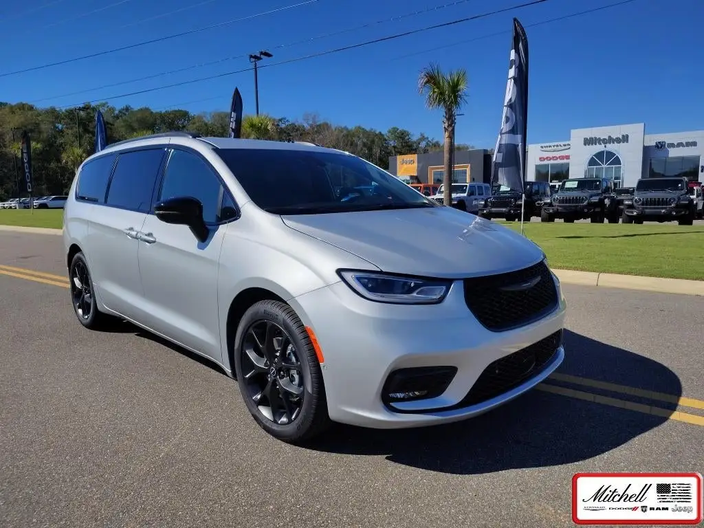 2026 Chrysler Pacifica Select photo 1
