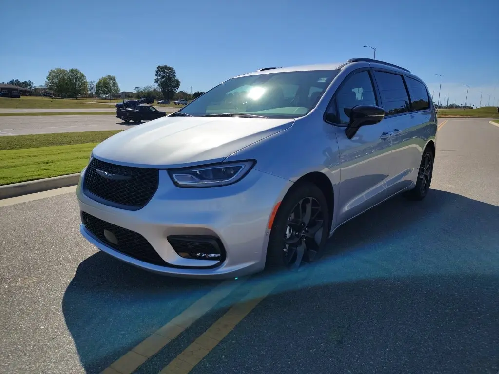 2026 Chrysler Pacifica Select photo 4