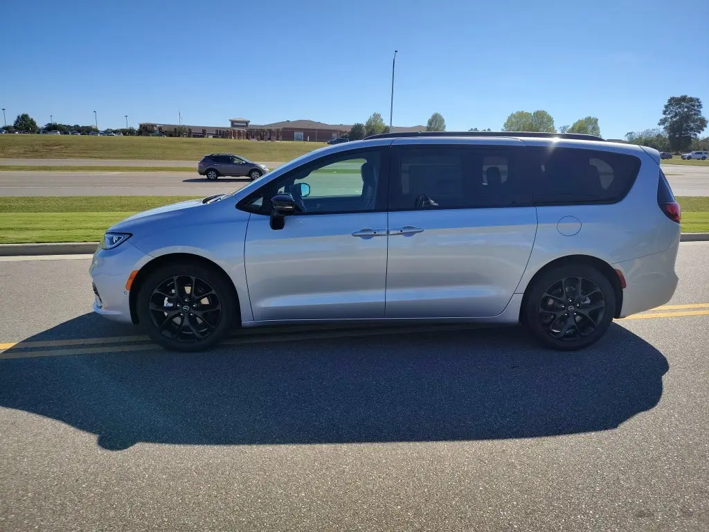 2026 Chrysler Pacifica Select photo 5