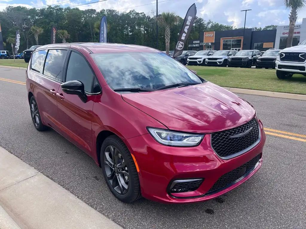 2026 Chrysler Pacifica Select's photo