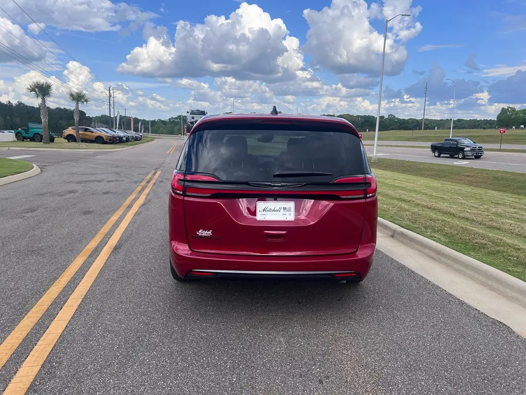 2026 Chrysler Pacifica Select photo 4
