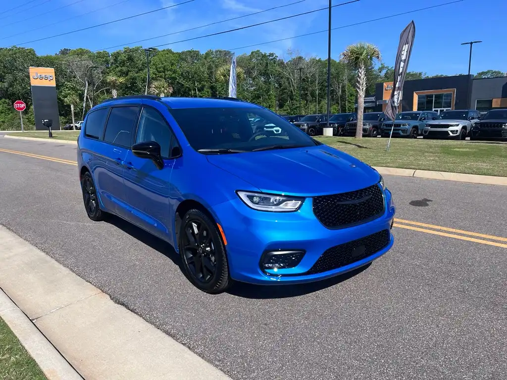 2026 Chrysler Pacifica Select's photo