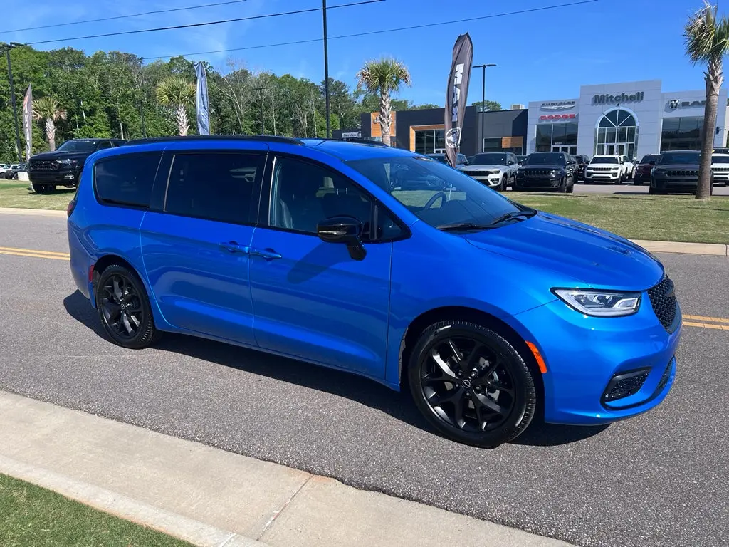 2026 Chrysler Pacifica Select photo 3