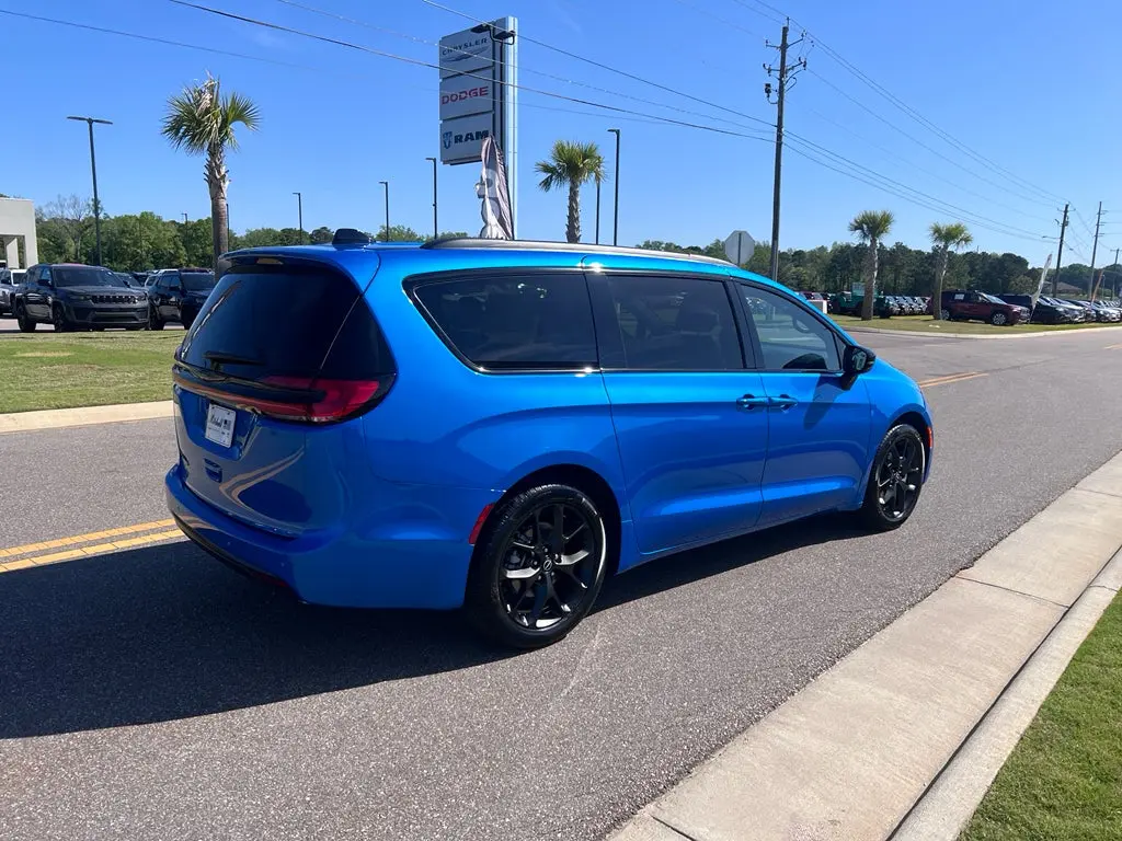 2026 Chrysler Pacifica Select photo 5
