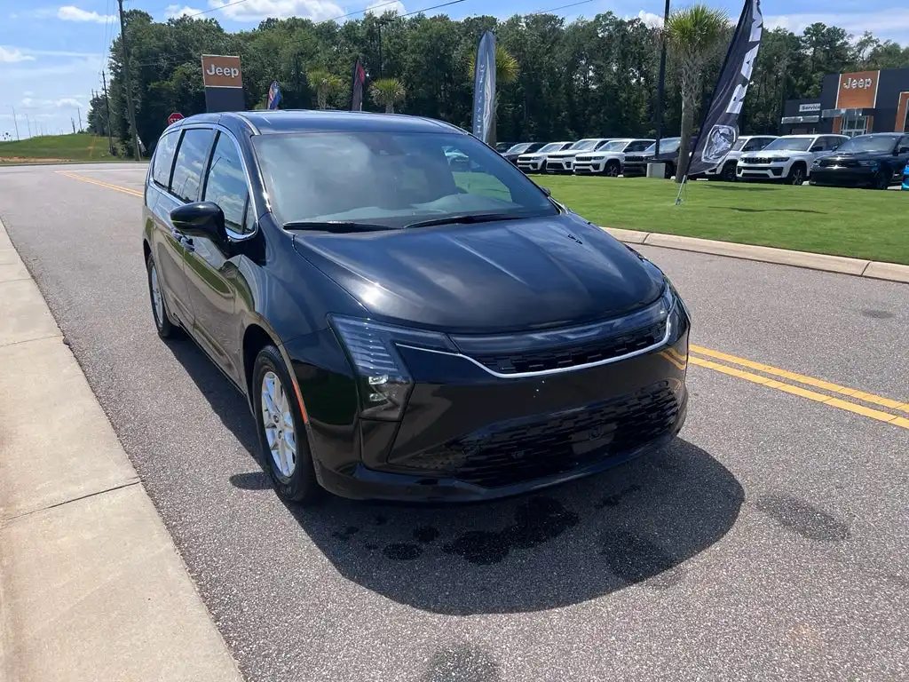 2027 Chrysler Pacifica Select's photo