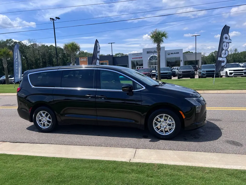 2027 Chrysler Pacifica Select photo 3