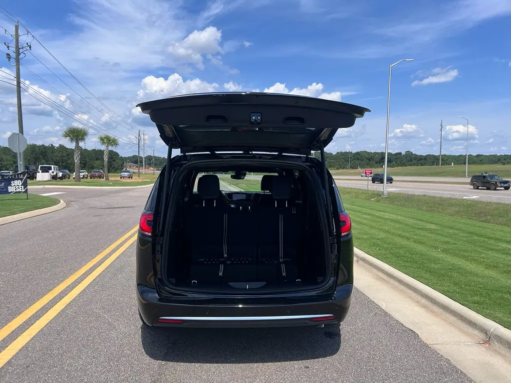2027 Chrysler Pacifica Select photo 5