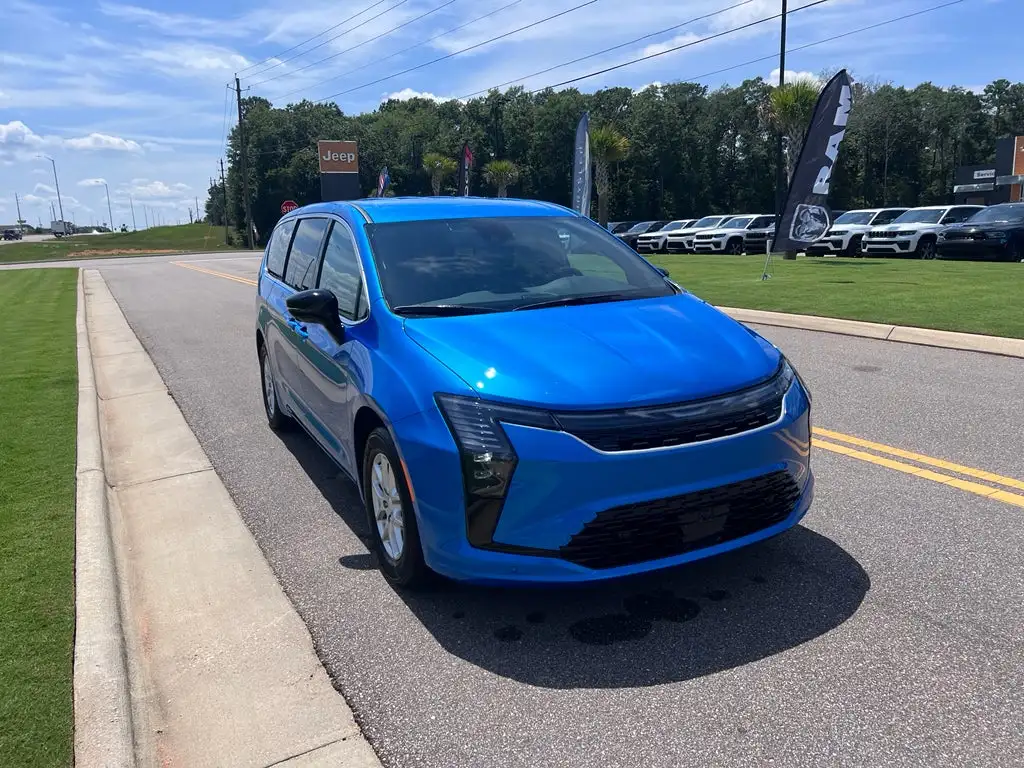 2027 Chrysler Pacifica Select's photo