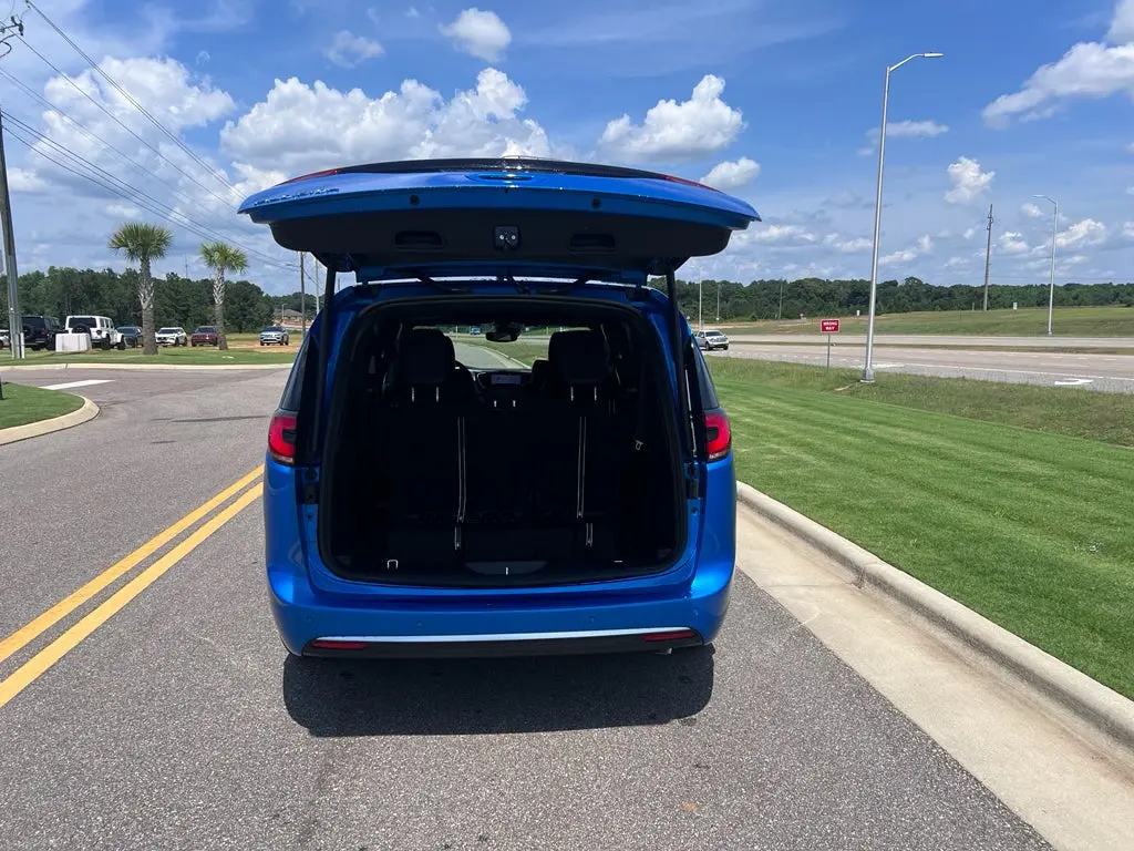 2027 Chrysler Pacifica Select photo 5