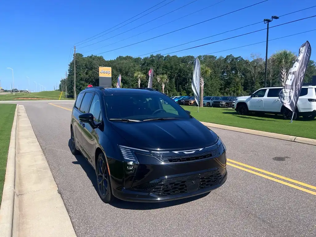 2027 Chrysler Pacifica Limited's photo