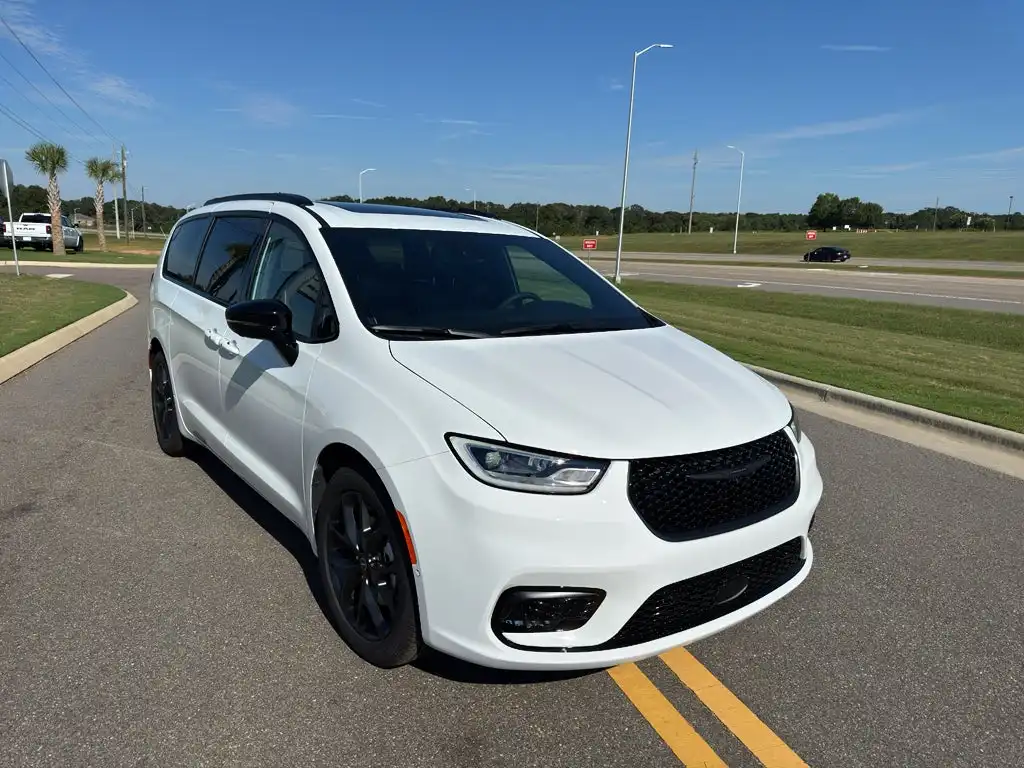 2026 Chrysler Pacifica Limited's photo