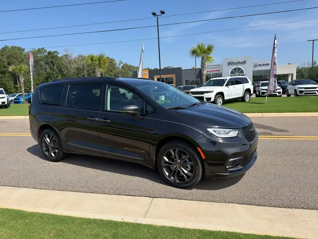 2023 Chrysler Pacifica Touring L AWD's photo