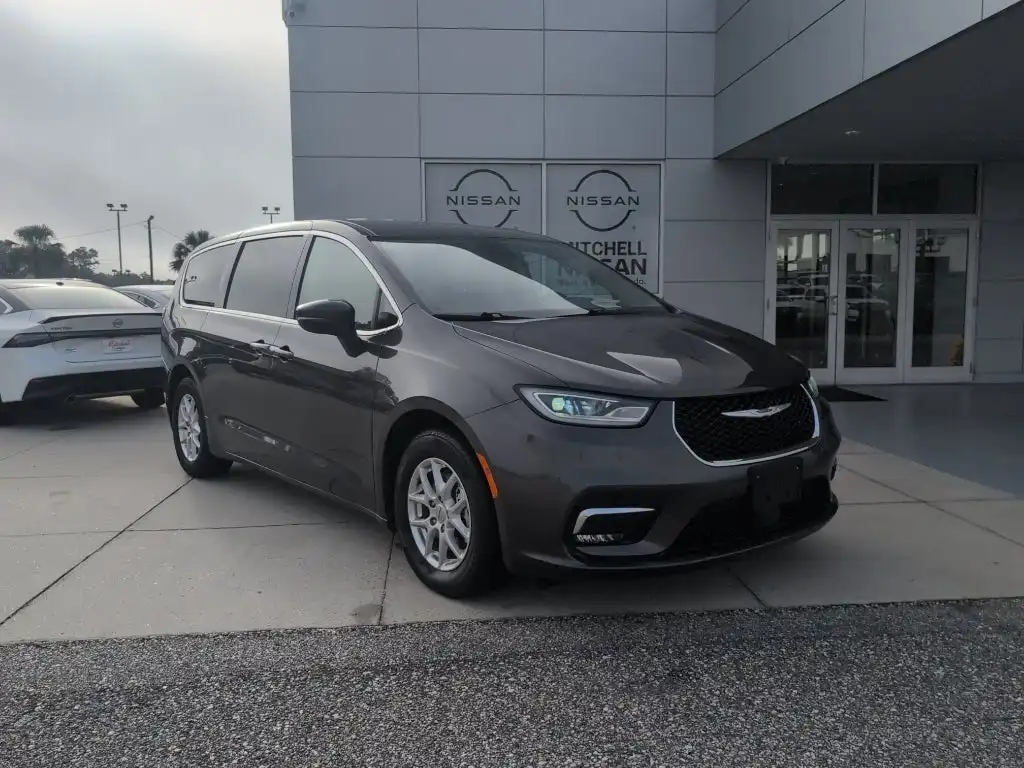 2023 Chrysler Pacifica Touring L's photo