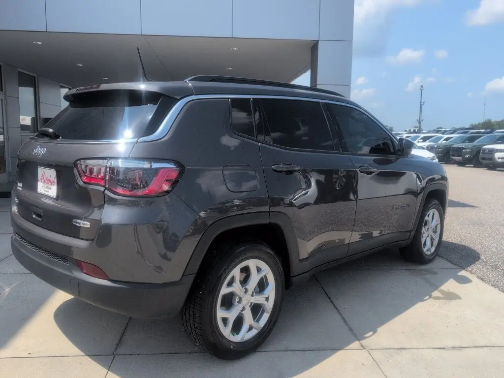 2024 Jeep Compass Latitude 4WD photo 3