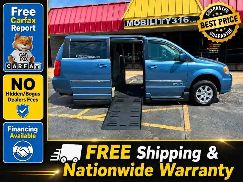 2012 Chrysler Town & Country Touring's photo
