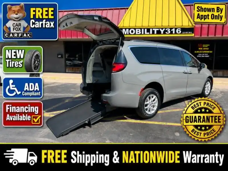 2022 Chrysler Pacifica Touring L's photo