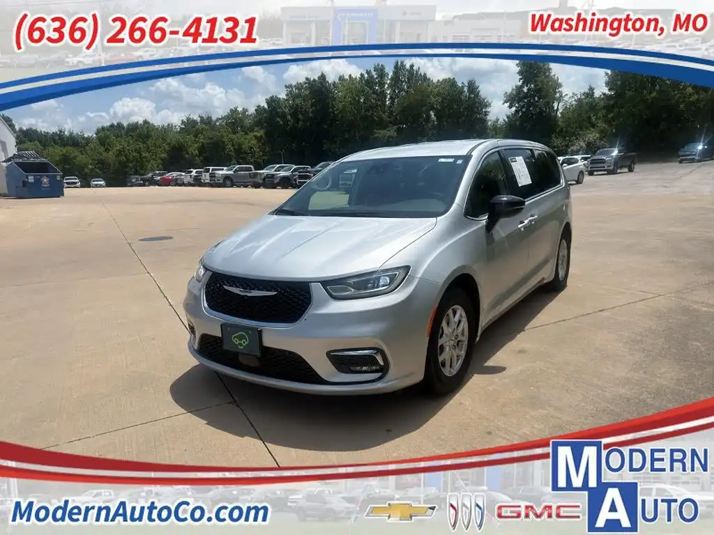 2024 Chrysler Pacifica Touring L's photo